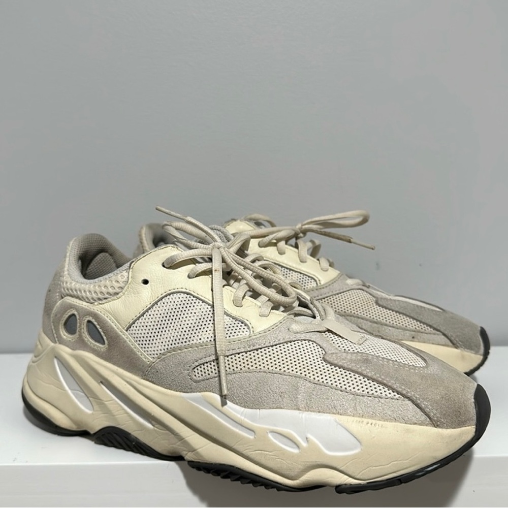 Yeezy Boost 700 Analog EG7596 SIZE 9.5